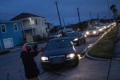 Residentes de Galveston hacen fila para entrar a refugios para evitar congelarse de frío en sus hogares maltrechos (REUTERS/Adrees Latif)