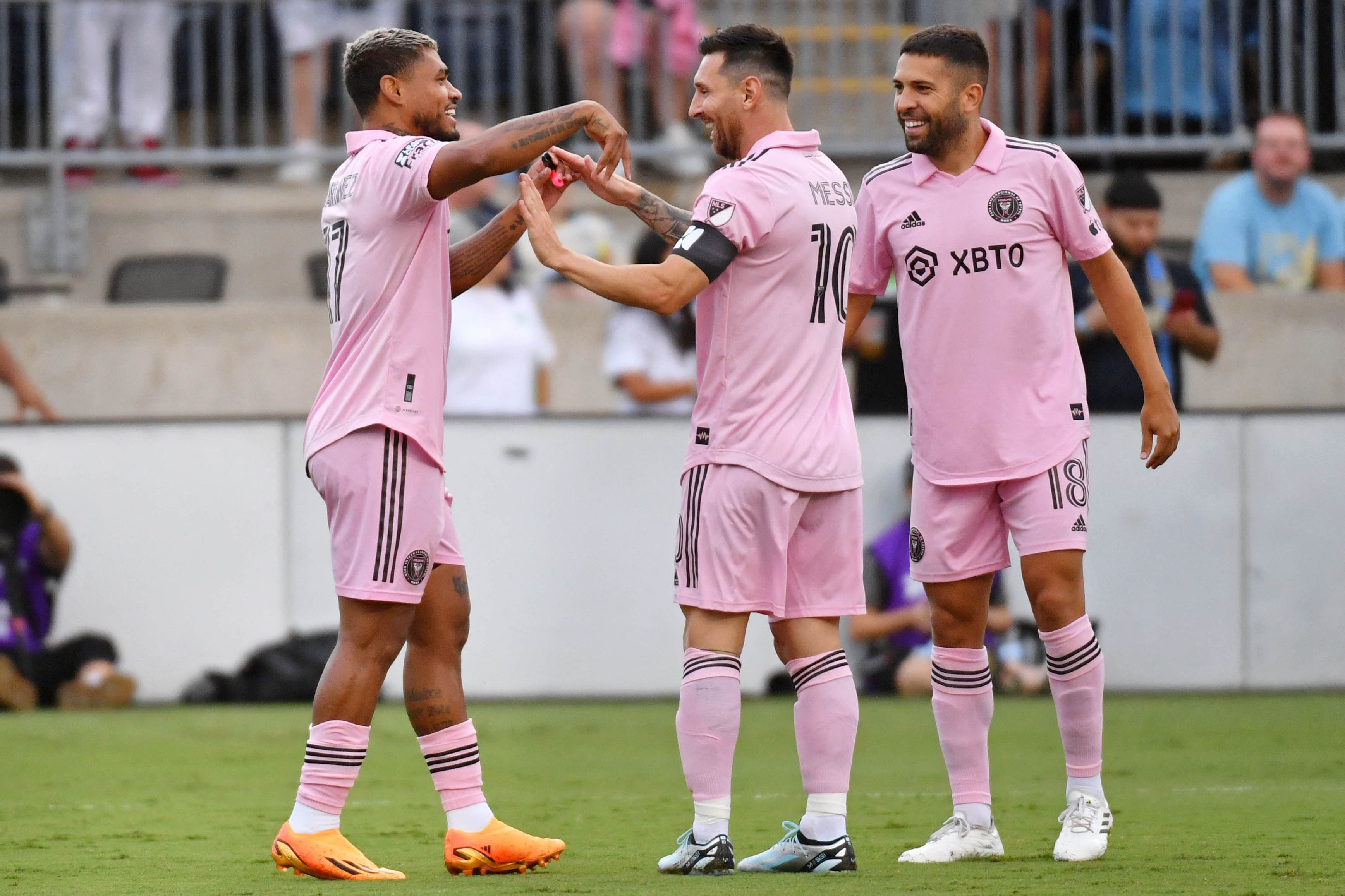 Lionel Messi festeja con Josef Martínez. Inter Miami se florea en Philadelphia (Eric Hartline-USA TODAY Sports)