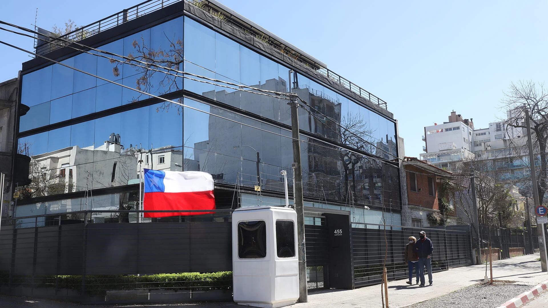 La embajada de Chile en Uruguay le alquila este edificio de casi 600 m2 al futbolista Mascherano. Está ubicado en Punta Carretas, en Montevideo. (Foto: Nicolás der Agopián/Búsqueda )