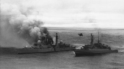 El 4 de mayo de 1982 dos Exocet lanzados desde aviones de caza Super Étendard hundieron al destructor HMS Sheffield, la primera nave perdida por Gran Bretaña después de la Segunda Guerra Mundial (AP)