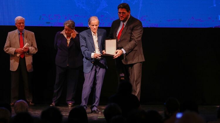 Avelluto entrega el premio a Sebrelli (Nicolás Aboaf)