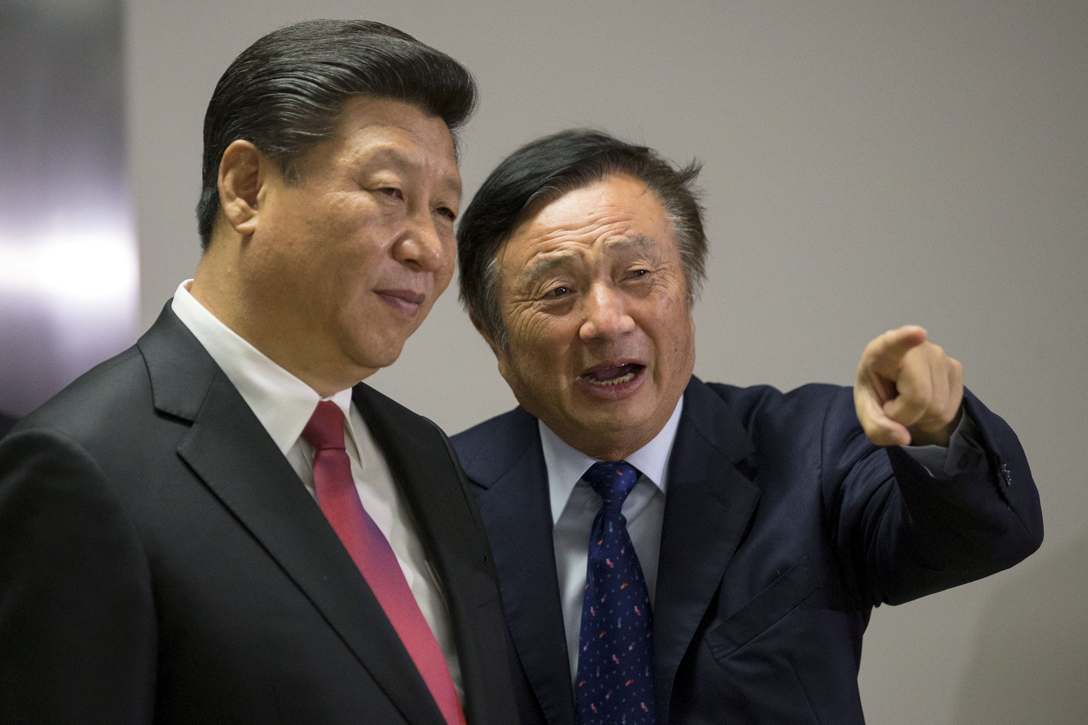 FOTO DE ARCHIVO: el jefe del régimen chino Xi Jinping junto a Ren Zhengfei, presidente de Huawei, en octubre de 2015 (Reuters)