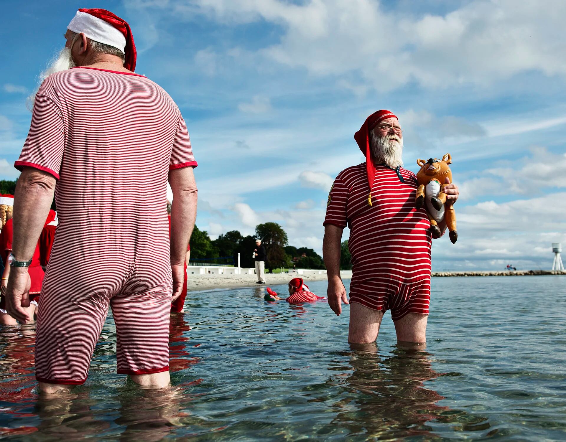Santa Claus de todo el mundo se reunieron en la 59ª Convención Mundial de Santas, en Copenhague, Dinamarca (AFP)