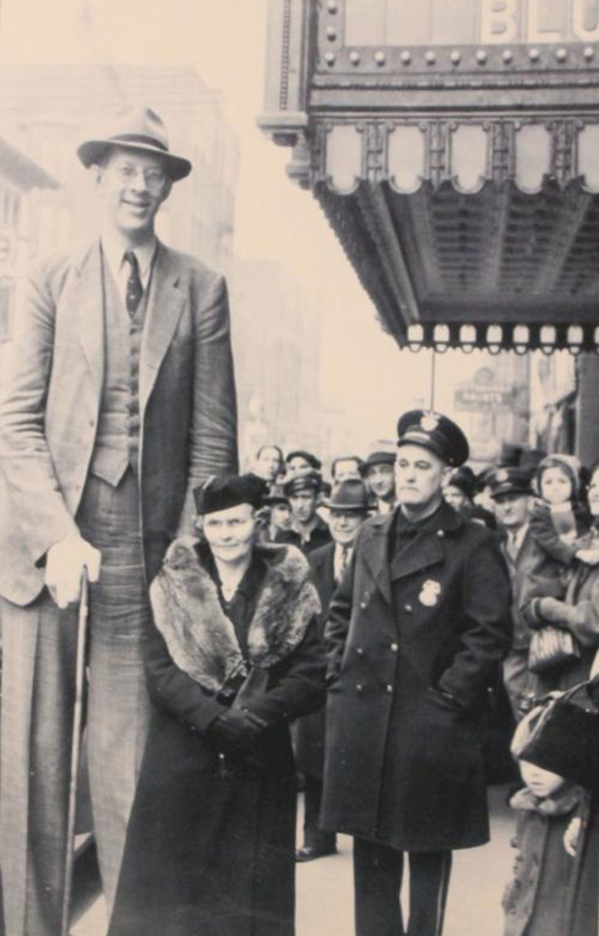 La desoladora y breve vida del hombre más alto del mundo: el chico que  quería ser feliz y terminó convertido en fenómeno de circo - Infobae, image size:1920x3003