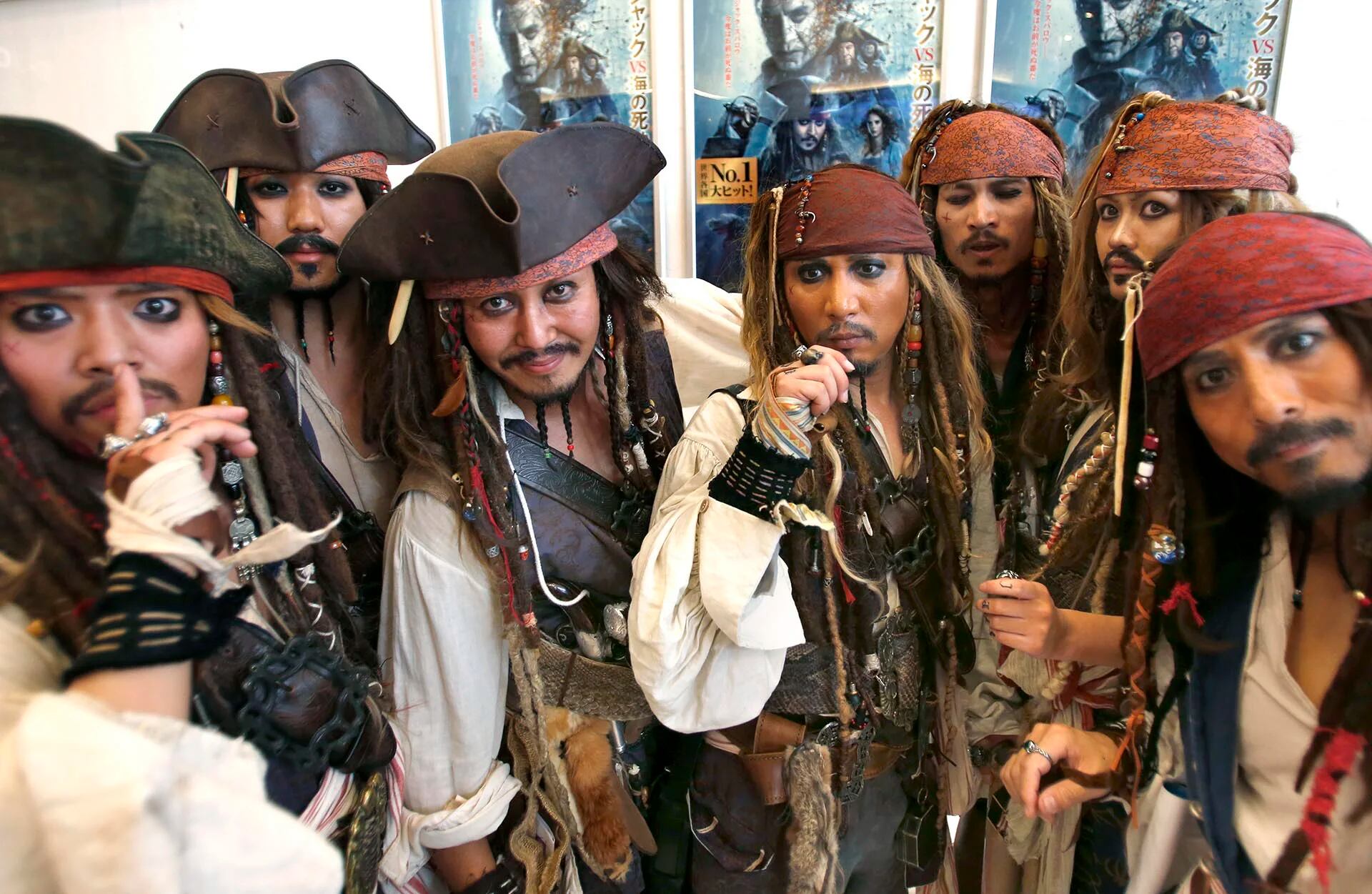 Fans de Johnny Depp en Japón vestidos con trajes del capitán Jack Sparrow ante el estreno de la película “Piratas del Caribe: Dead Men Tell No Tales” en Tokio
