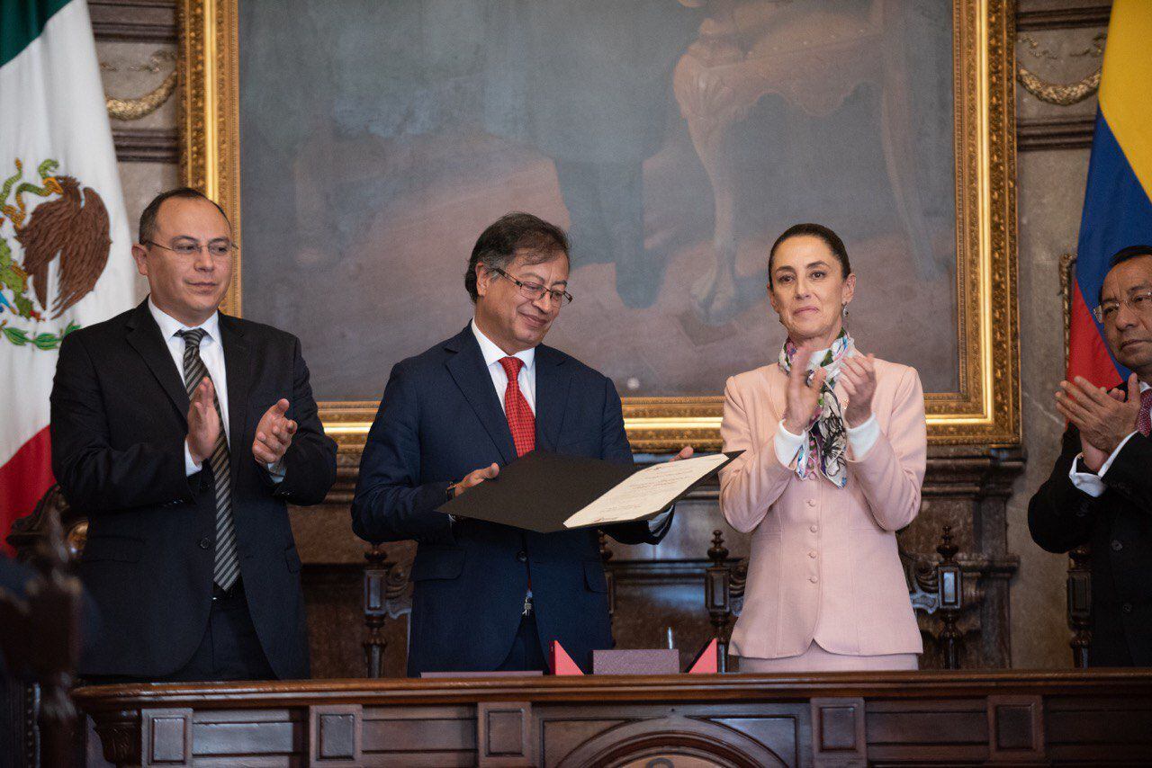 La alcaldesa de Ciudad de México, Claudia Sheinbaum le entregó, en un acto simbólico, las llaves de la ciudad al presidente colombiano Gustavo Petro. FOTO: Presidencia.