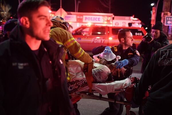 Una de las víctimas del accidente atendido por los paramedicos (REUTERS/Darren Ornitz)