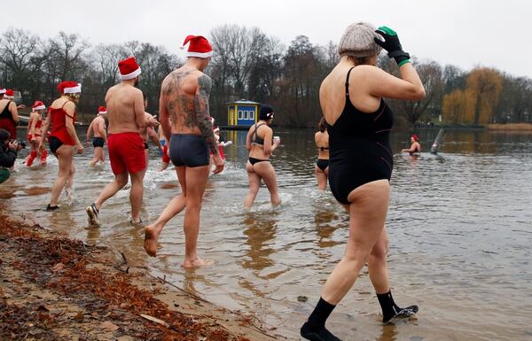 Los nadadores alemanes entrando al agua en el lago Oranke (REUTERS/Michele Tantussi)