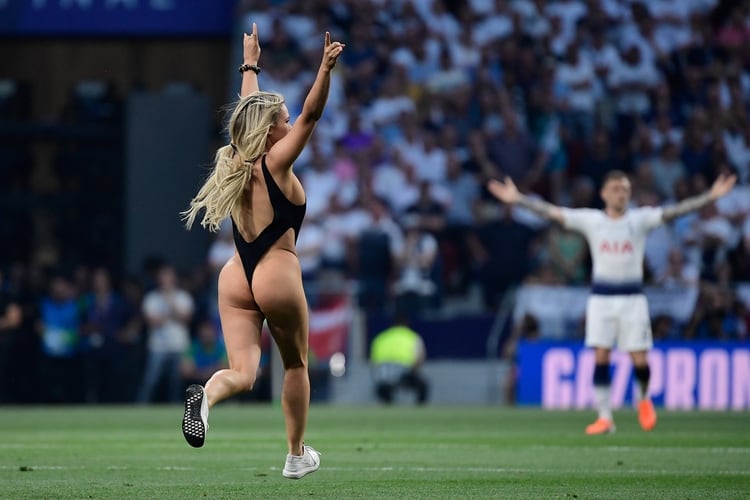 La mujer que invadió el campo de juego en la final de la Champions League (AFP)