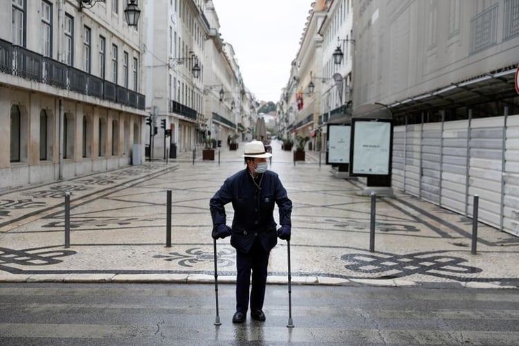 Un turista con una máscara protectora como medida preventiva contra el coronavirus camina por la calle Augusta en el centro de Lisboa, Portugal, el 20 de marzo de 2020. REUTERS/Rafael Marchante