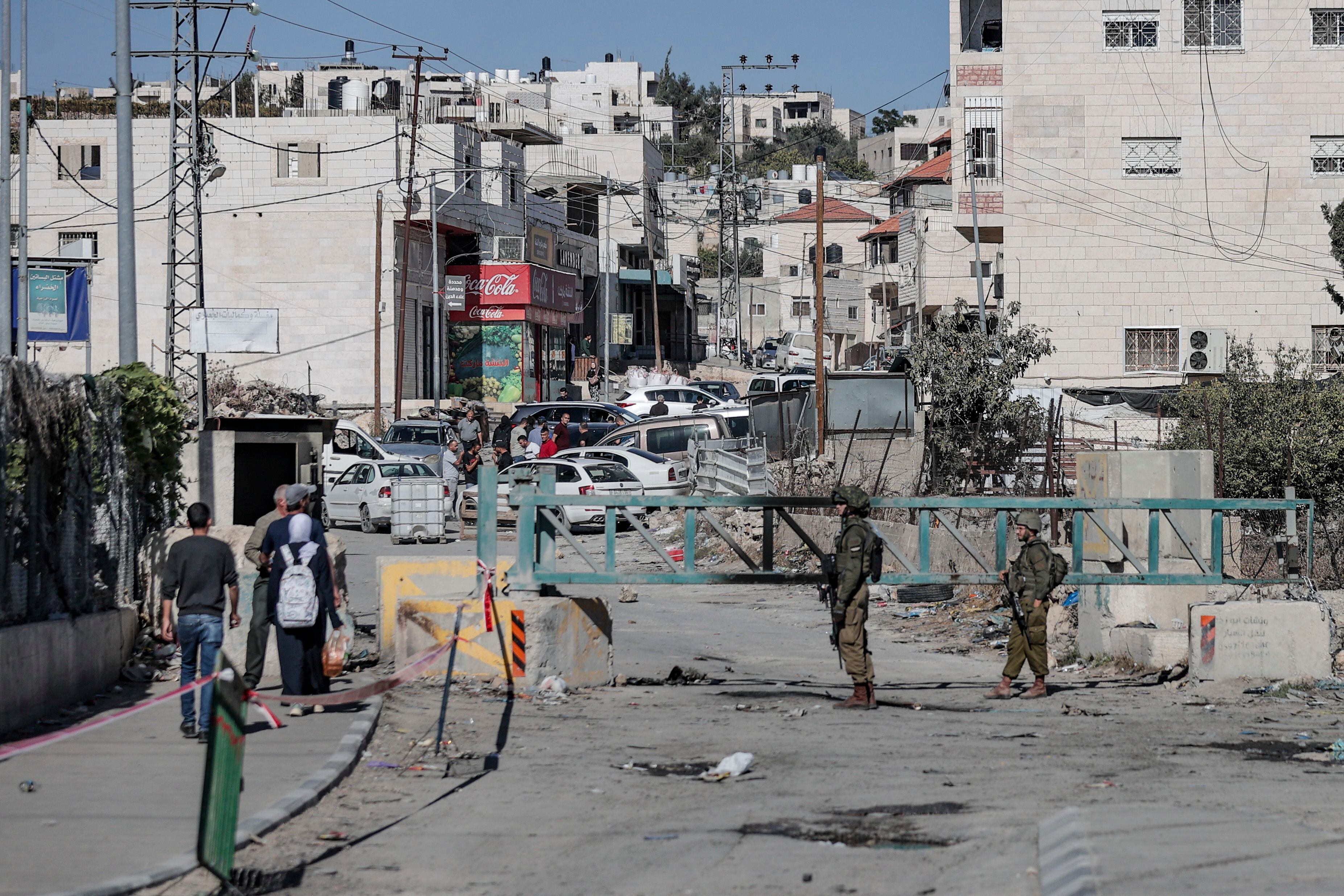 Imagen referencial: Soldados israelíes custodian un acceso cerrado a la localidad cisjordana de Sair (EFE/Manuel Bruque)
