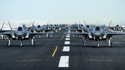 52 F 35 Listos Para La Guerra El Ejercicio Aereo Que Muestra Parte Del Poderio Militar Absoluto De Los Estados Unidos Infobae