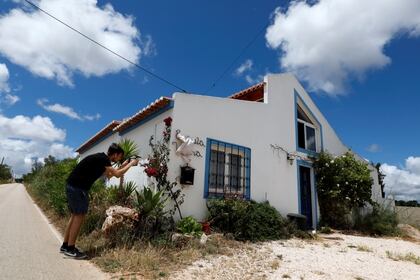 Un reportero toma una foto de la casa donde vivía el sospechoso cuando Madeleine McCann desapareció en 2007 (REUTERS/Rafael Marchante)
