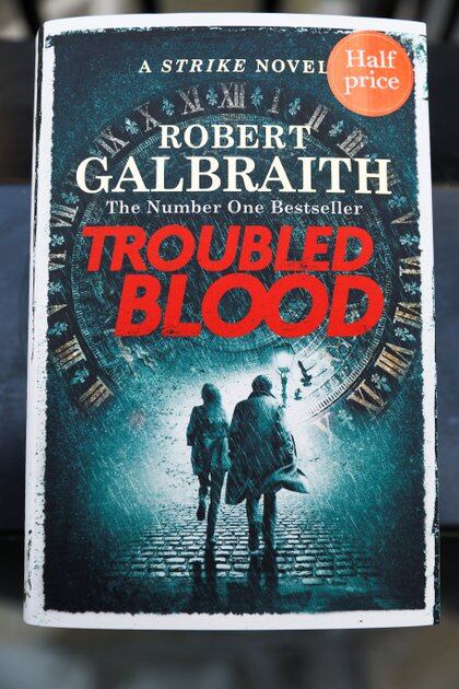 "Troubled Blood", la novela de JK Rowling escrita bajo el seudónimo de Robert Galbraith ya está a la venta en librerías de Londres, en el Reino Unido (Reuters)