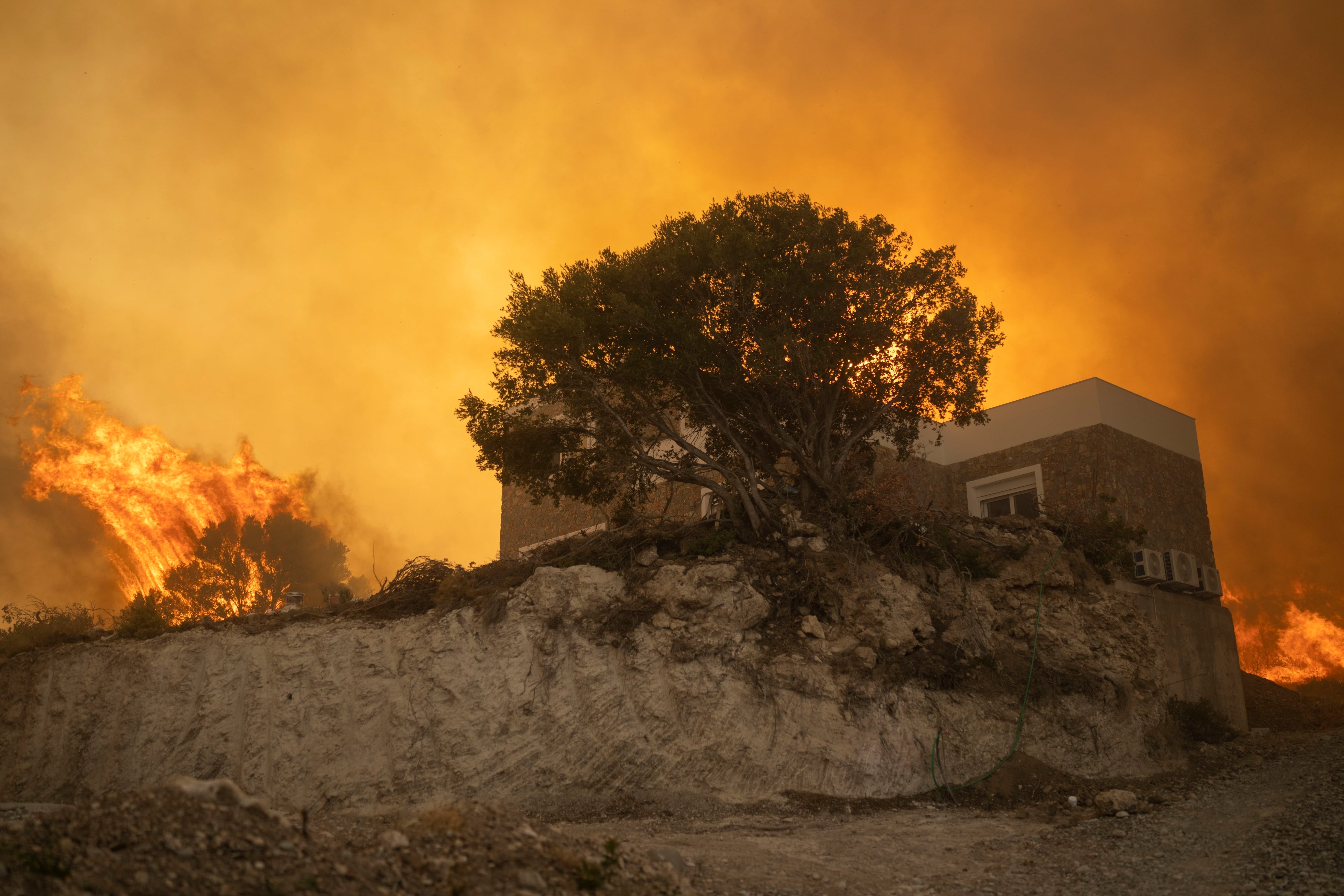 Un incendio arde en la localidad de Gennadi. Los incendios han afectado a toda Grecia, incluyendo las afueras de la capital, Atenas, y Rodas, alimentados por tres olas de calor sucesivas. (AP Foto/Petros Giannakouris)