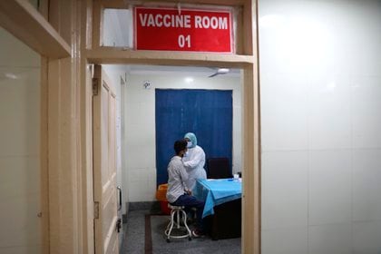 Centro de vacunación en el Hospital de Srinagar, la capital de verano de la Cachemira india. EFE/EPA/FAROOQ KHAN

