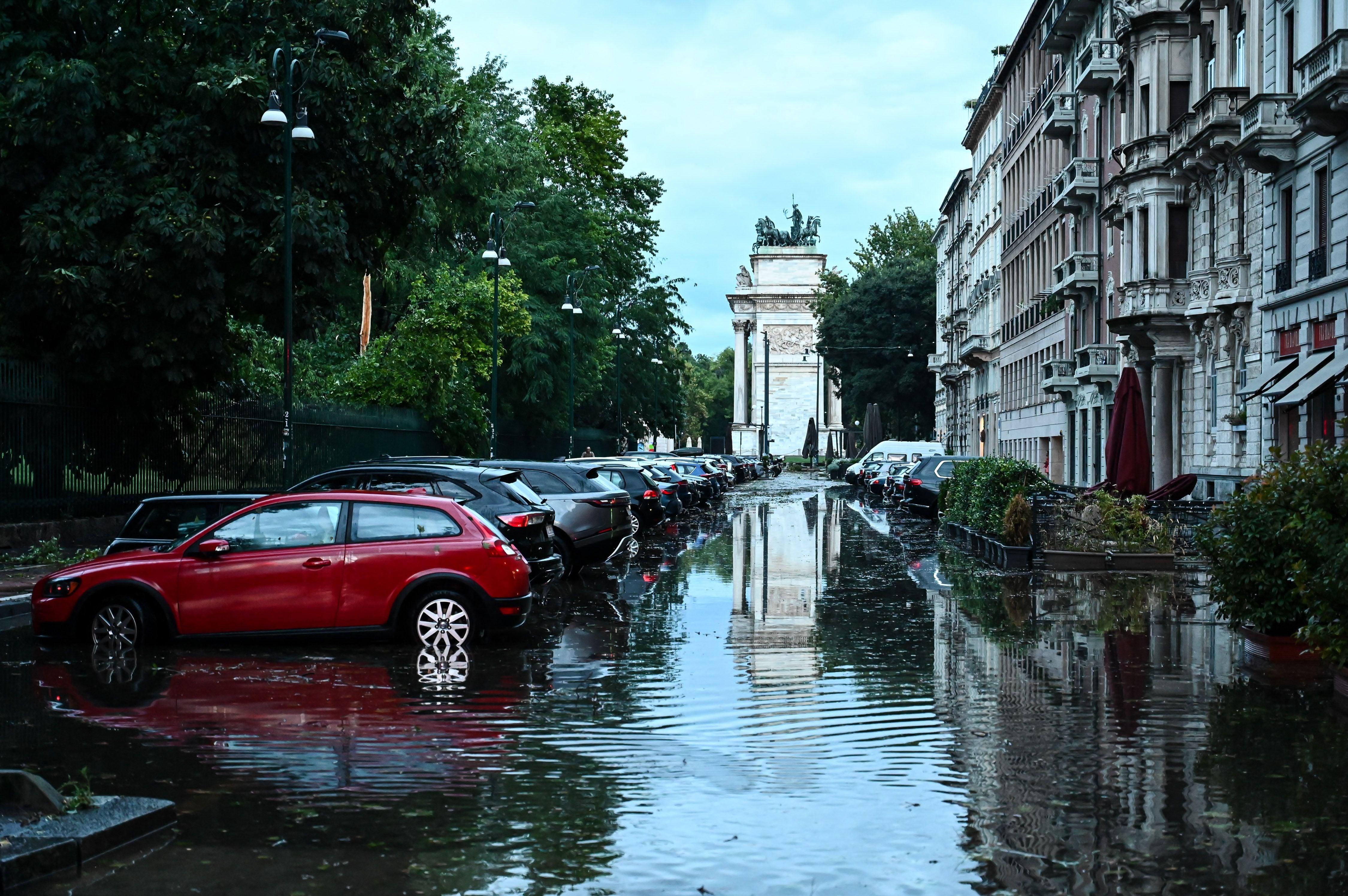 Una calle inundada en la capital lombarda (Piero CRUCIATTI / AFP)