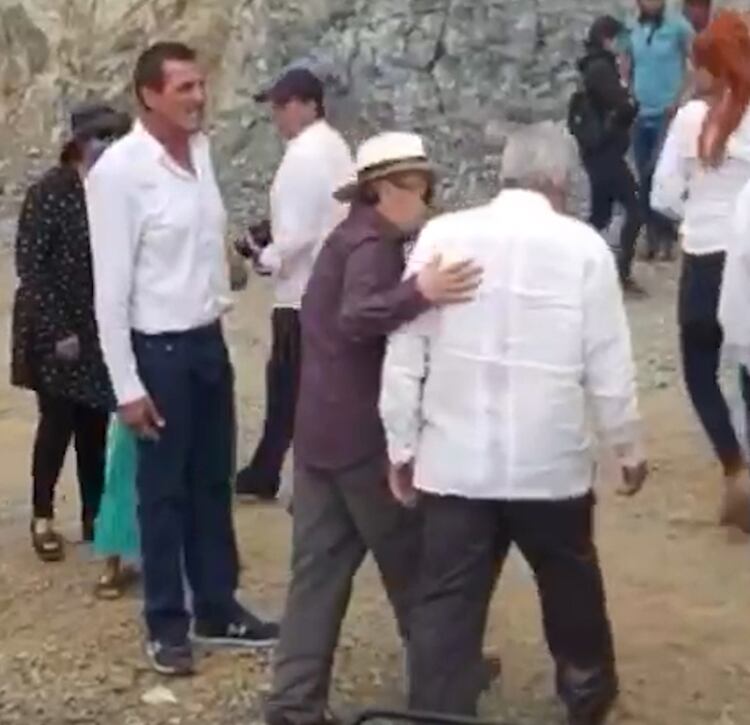 En la imagen se ve al abogado de la familia Guzmán acompañando a AMLO (Foto: Captura de video)