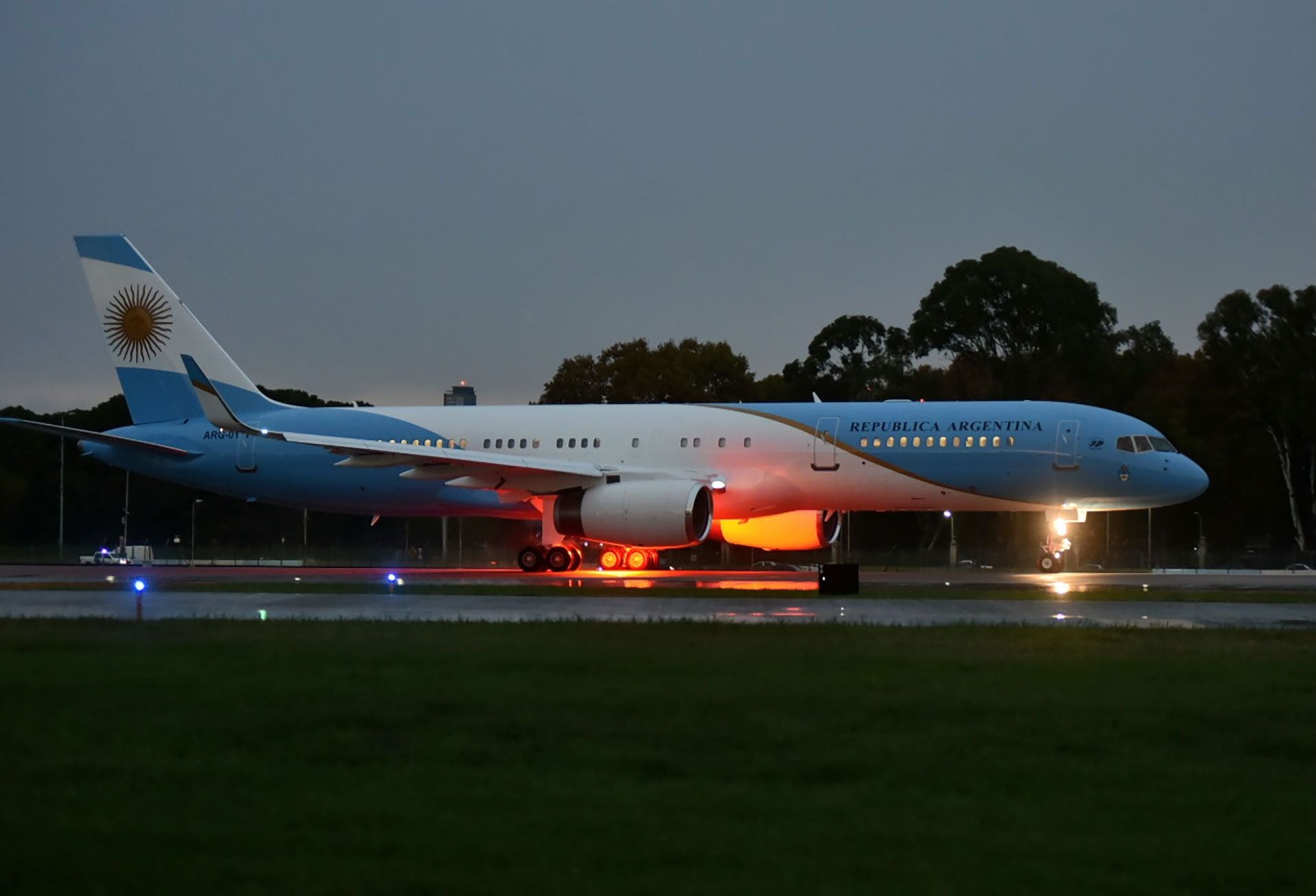 Llegada del avión presidencial aeroparque