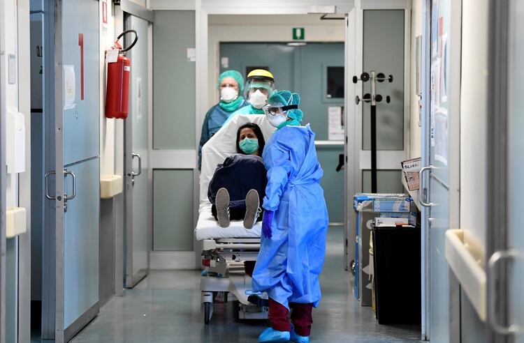 Un paciente que padece la enfermedad por coronavirus (COVID-19) es tratado en el hospital Cernusco sul Naviglio en Milán, Italia (Reuters)