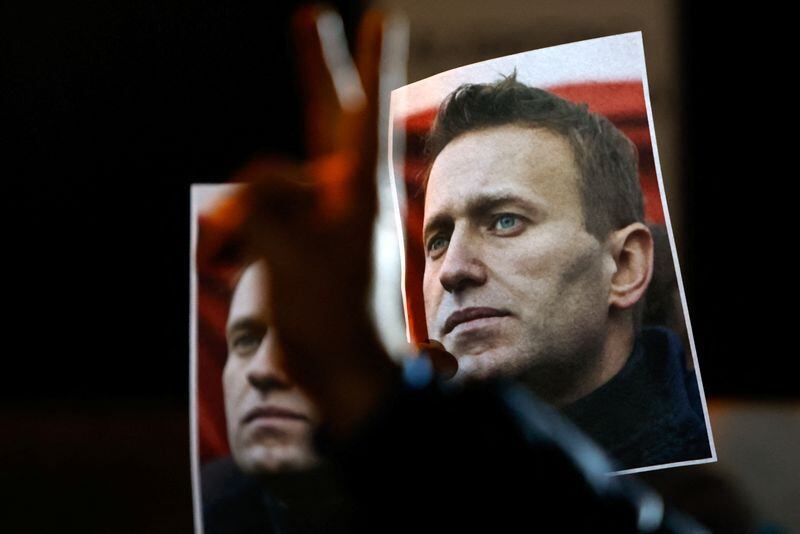 FOTO DE ARCHIVO: Una persona gesticula frente a retratos del líder opositor ruso Alexei Navalny   (REUTERS/Darrin Zammit Lupi/Archivo)