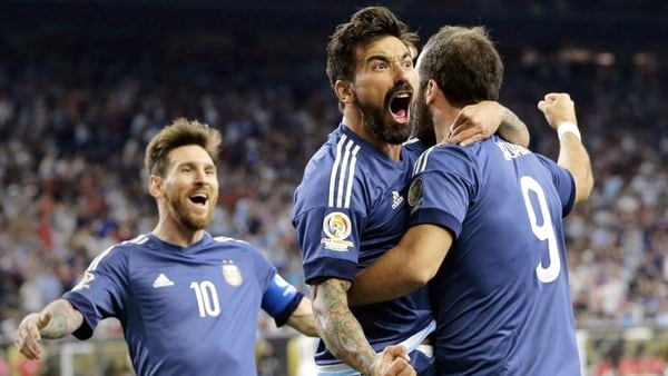 Lionel Messi, Gonzalo Higuaín y Ezequiel Lavezzi celebrando un gol (AP)