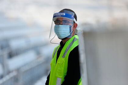 Personal de seguridad usa máscara y tapabocas en Santiago (Chile). EFE/Elvis Gonzalez
