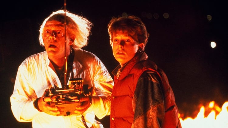 Christopher Lloyd fue Doc Brown y Michael Fox se puso en la piel de Marty McFly. Muchos especialistas sostienen que el guión de Volver al Futuro es uno de los más perfectos alguna vez escritos. Actualmente se enseña en las escuelas de cine. Sin embargo, antes de llegar a ser filmado debió soportar 44 rechazos (Shutterstock)