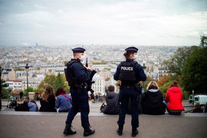 El ministro francés de Interior, Gérald Darmanin, afirmó este lunes que su país va a reforzar el control de las fronteras y expulsará a extranjeros sospechosos de integrismo islámico, después de la serie de atentados terroristas que ha sufrido el país en apenas un mes. EFE/EPA/YOAN VALAT
