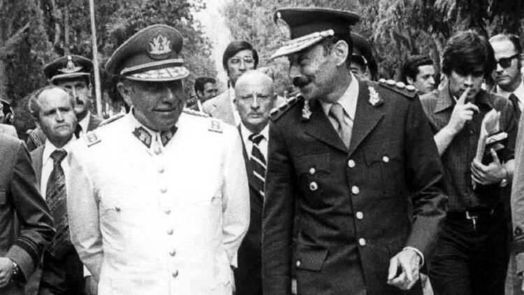  Jorge Rafael Videl y Augusto Pinochet (AP)