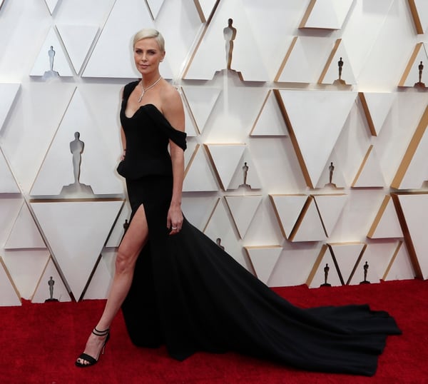De un solo hombro y gran tajo, Charlize Theron eligió al color negro para los Oscars en su edición número 92. Con sandalias de doble pulsera y la tendencia de peplum en su vestido, la actriz llegó a la red carpet más esperada del año 