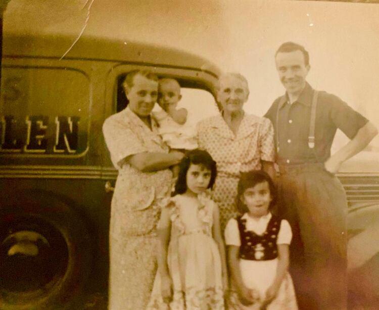 Ulpiano, el fundador de la empresa, junto a su familia en 1953. Detrás, uno de los primeros camiones de reparto de Guaymallen