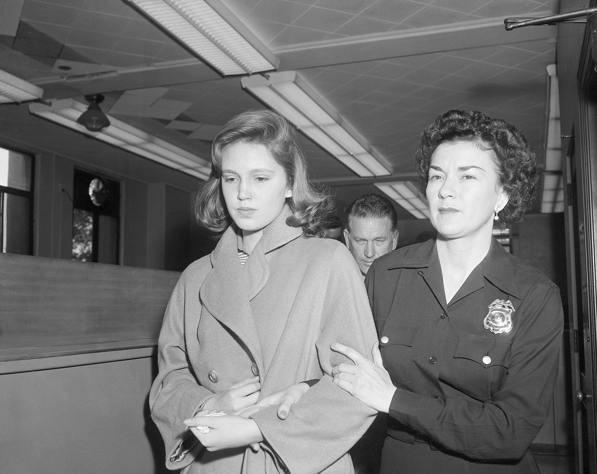 Lana Turner junto a su hija Cheryl Crane tras el asesinato de Johnny Stompanato (Getty Images)