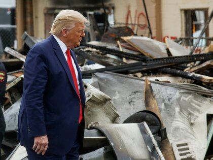 Trump ve el daño a la propiedad de un negocio durante una visita a Kenosha a raíz de las recientes protestas contra la brutalidad policial y la injusticia racial y la violencia resultante después del tiroteo de Jacob Blake por la policía en Wisconsin. REUTERS/Leah Millis     TPX IMAGES OF THE DAY