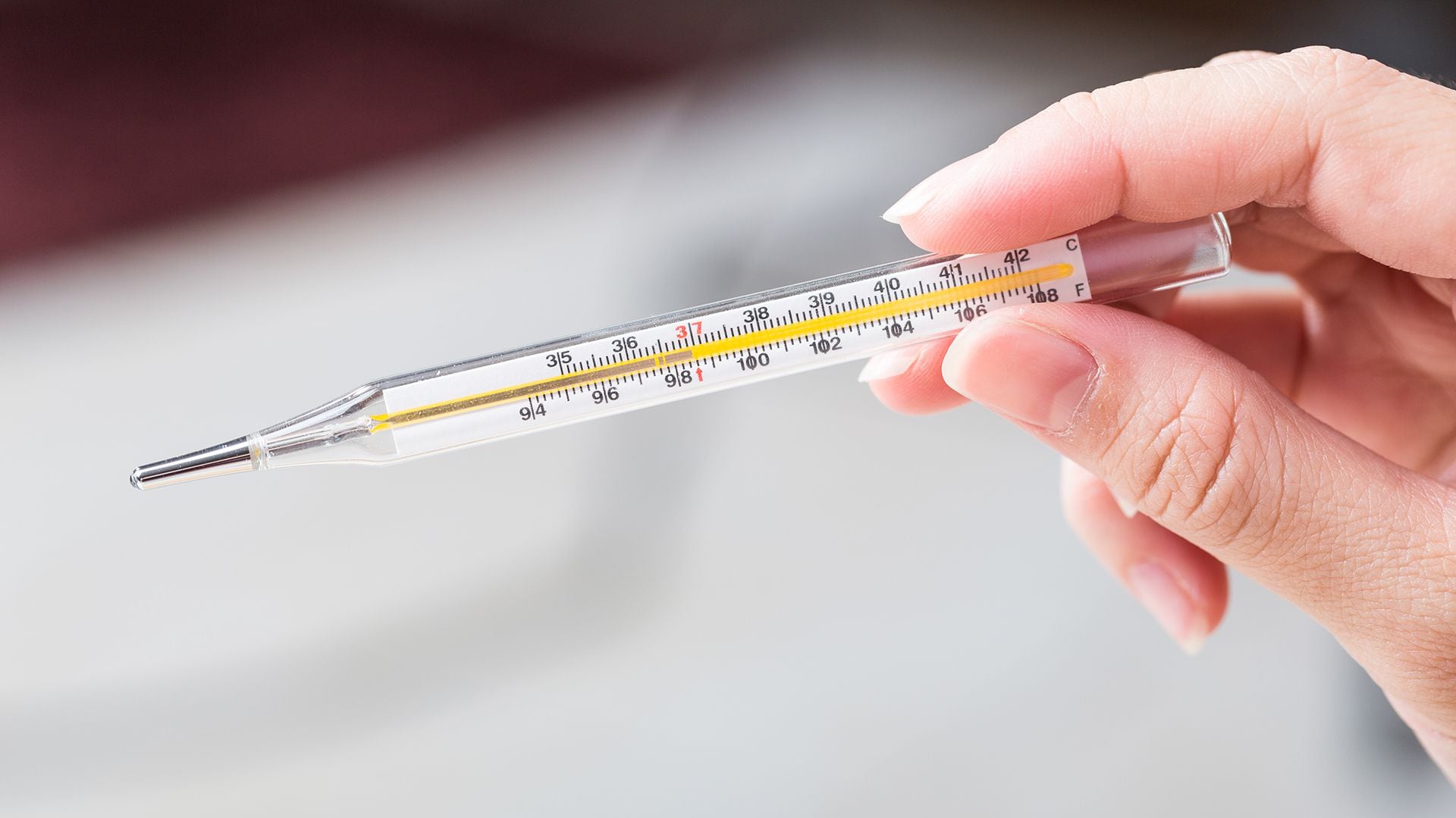 Cuando se tuvo fiebre y un día ó dos días después aparecen síntomas como dolor o sensibilidad en el estómago, vómitos, sangrado por la nariz o las encías, entre otros, puede ser dengue grave (Getty)