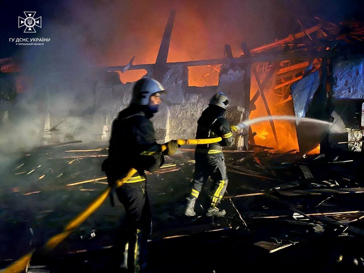 Bomberos trabajan en un sitio de almacenes de grano golpeados durante un ataque de drones rusos, en Uman, región de Cherkasy, Ucrania 1 de octubre de 2023.