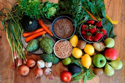 La base de la dieta mediterránea está en un gran consumo de fruta, verdura y legumbres y moderado de alimentos de origen animal, junto a la eliminación de alimentos precocinados y de comida rápida (EFE/Kai Försterling/Archivo)
