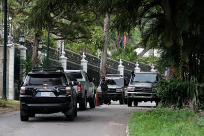la casa del embajador de España en Caracas, rodeada de miembros del Servicio Bolivariano de Inteligencia Nacional (EFE)
