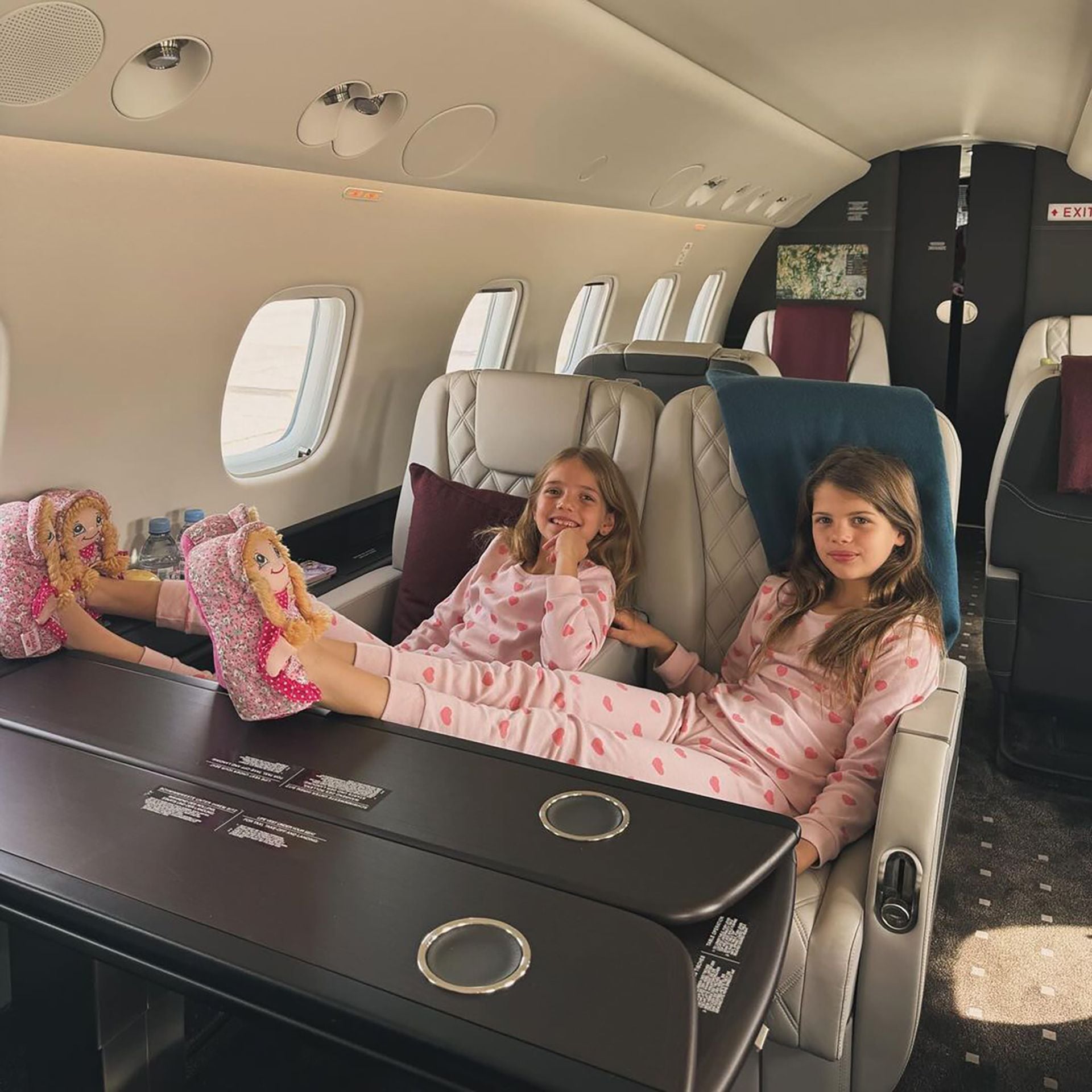 Las hijas de Wanda Nara y Mauro Icardi disfrutan del confort de un lujoso avión privado