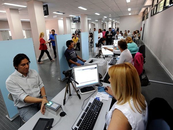 El Registro Nacional de las Personas (Renaper) actualizó el cuadro tarifario para obtener el pasaporte argentino. (Télam)
