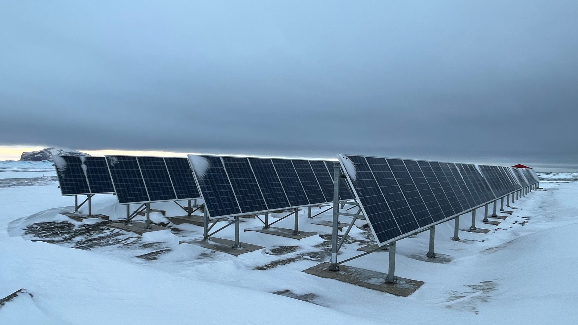 En Petrel se han construído uno de los campos de paneles solares fotovoltáicos más grande que tienen las bases antárticas (Gentileza Martín Sakamoto)