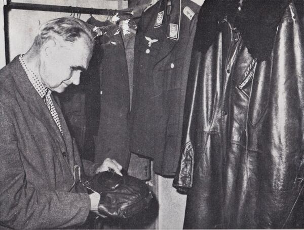 El jerarca nazi Rudolph Hess revisa sus uniformes en su celda de la prisión de Spandau
