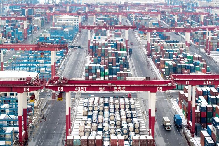 Zhang operaba desde el gigantesco puerto exportador de Qingdao, en China. (REUTERS)