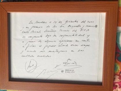 Servilleta con un compromiso firmado por Carles Rexach en nombre del Barcelona para contratar a Lionel Messi