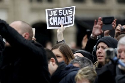 Foto de archivo. Una ceremonia en la plaza de la República para rendir tributo a las víctismas del ataque contra la revista satírica Charlie Hebdo. Paris, Francia, 10 de enero de  2016. REUTERS/Yoan Valat/Pool
