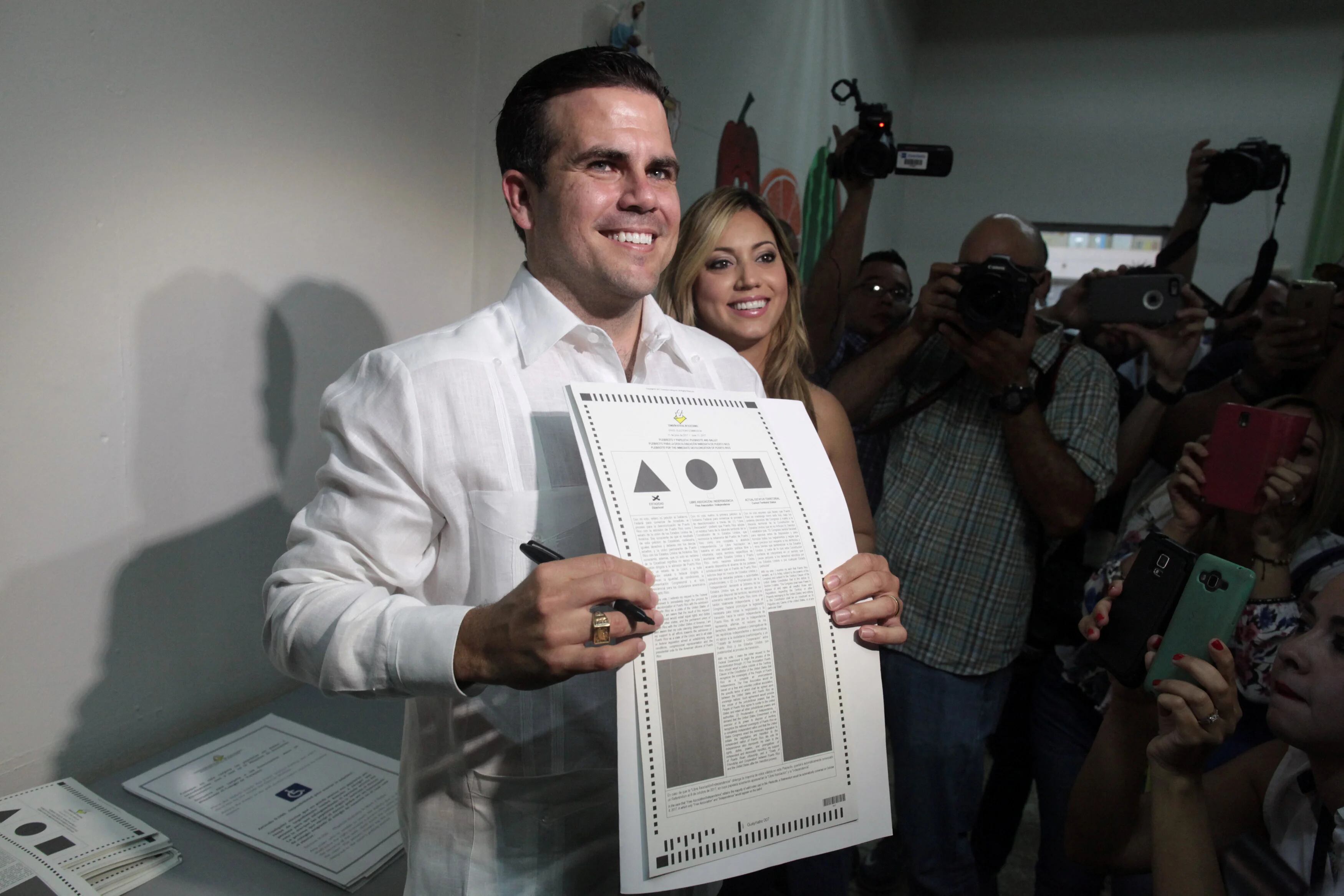 El gobernador de Puerto Rico Ricardo Rossello durante el momento de la votación. (REUTERS)