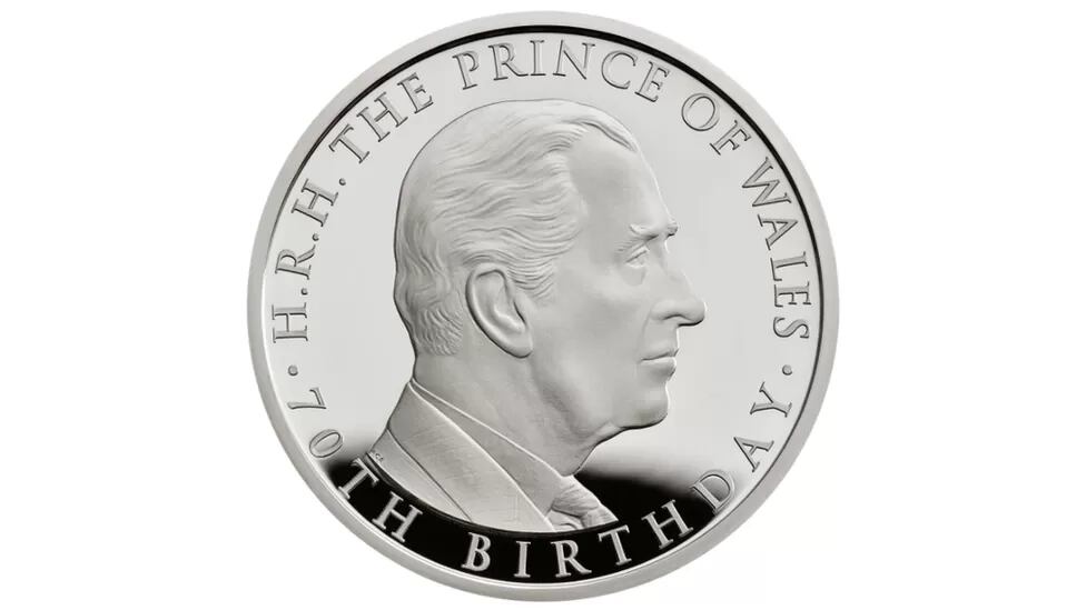No se han publicado imágenes de la nueva moneda de Carlos III, pero esta moneda oficial sobre el 70 cumpleaños del Príncipe de Gales en 2018, nos da un ligero acercamiento de cómo se verá. (The Royal Mint)
