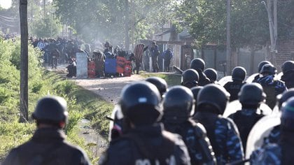 Los manifestantes están armados con pierdas, botellas y escudos