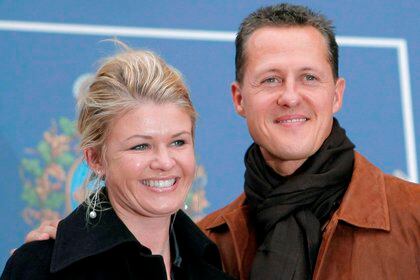 Fotografía de archivo tomada el 26 de octubre de 2007 que muestra al siete veces campeón de Fórmula Uno, Michael Schumacher y a su esposa Corinna (EFE)
