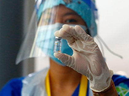 Trabajadora sanitaria muestra una dosis de Sinovac en Jakarta, Indonesia (Reuters)